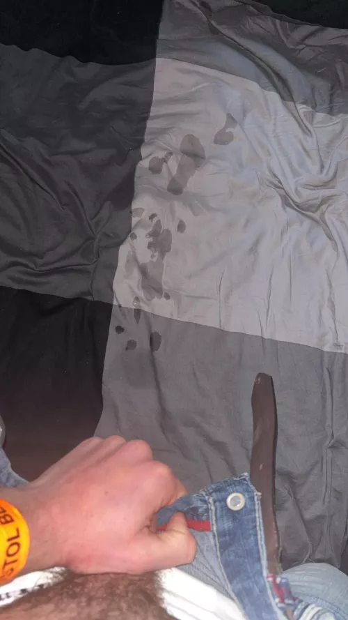 [18] Just came on bro’s bed - clean up or flip the sheets over?😳