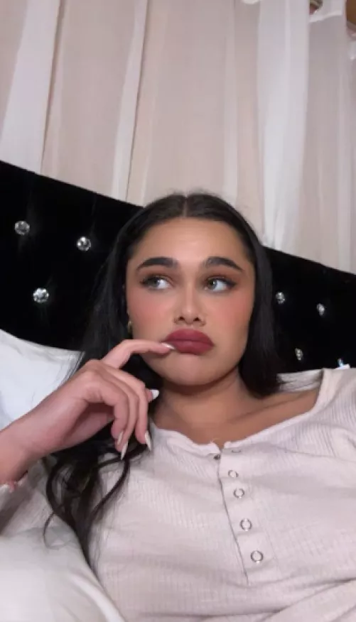 19F I’ve been with guys my age, but now I’m looking for a mature man who knows how to handle me right