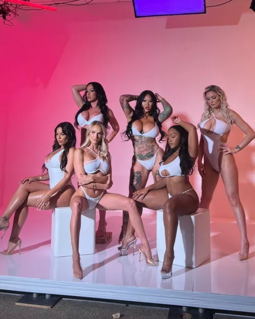 2025 AVN Show. Damn, her body, her legs, her skin colour - it makes me crazy 