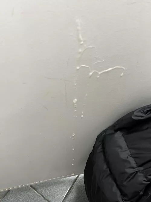 [21] painted wall in Warsaw metro