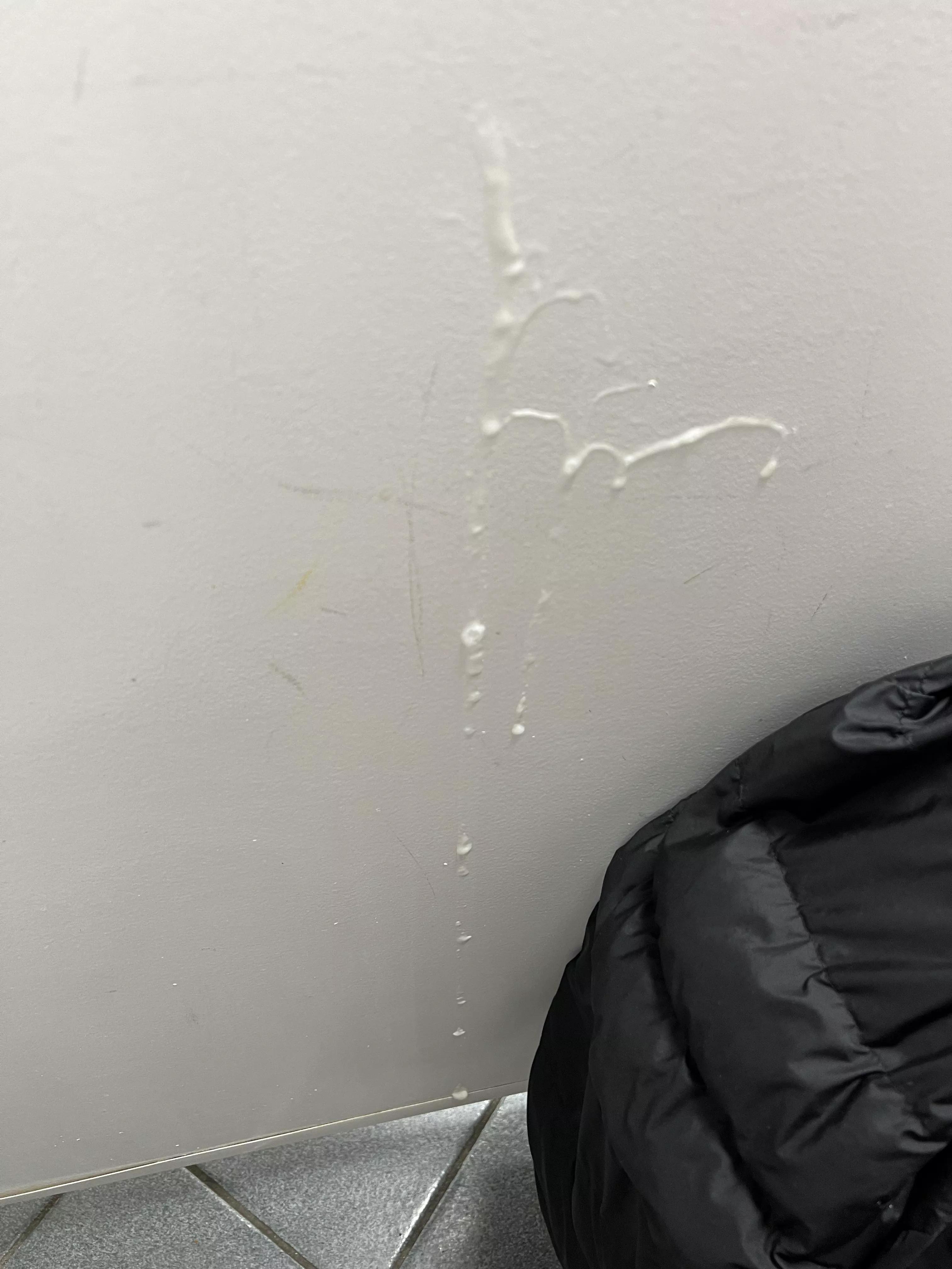 [21] painted wall in Warsaw metro