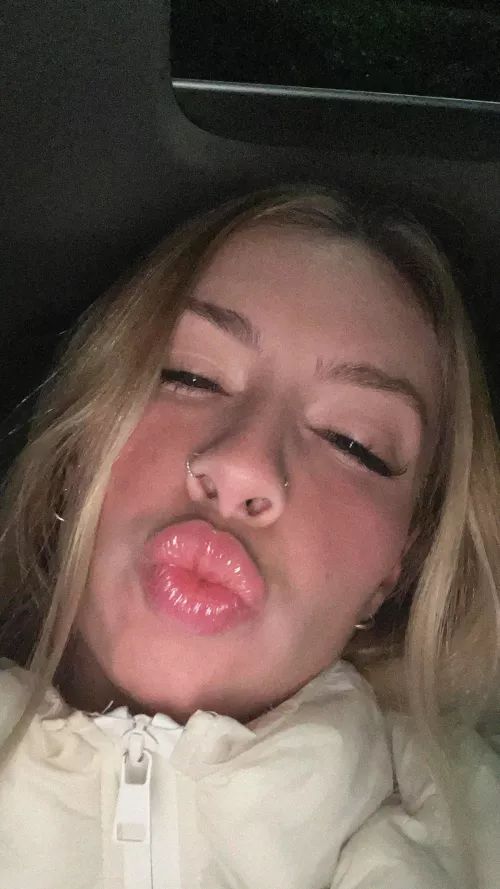 22 F My halo’s gone missing think you can help me find it, or should we make things even naughtier?