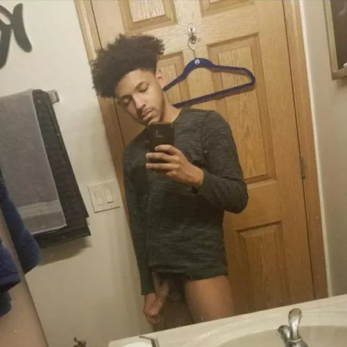 23 DM me if anyone wants to fuck around 😘