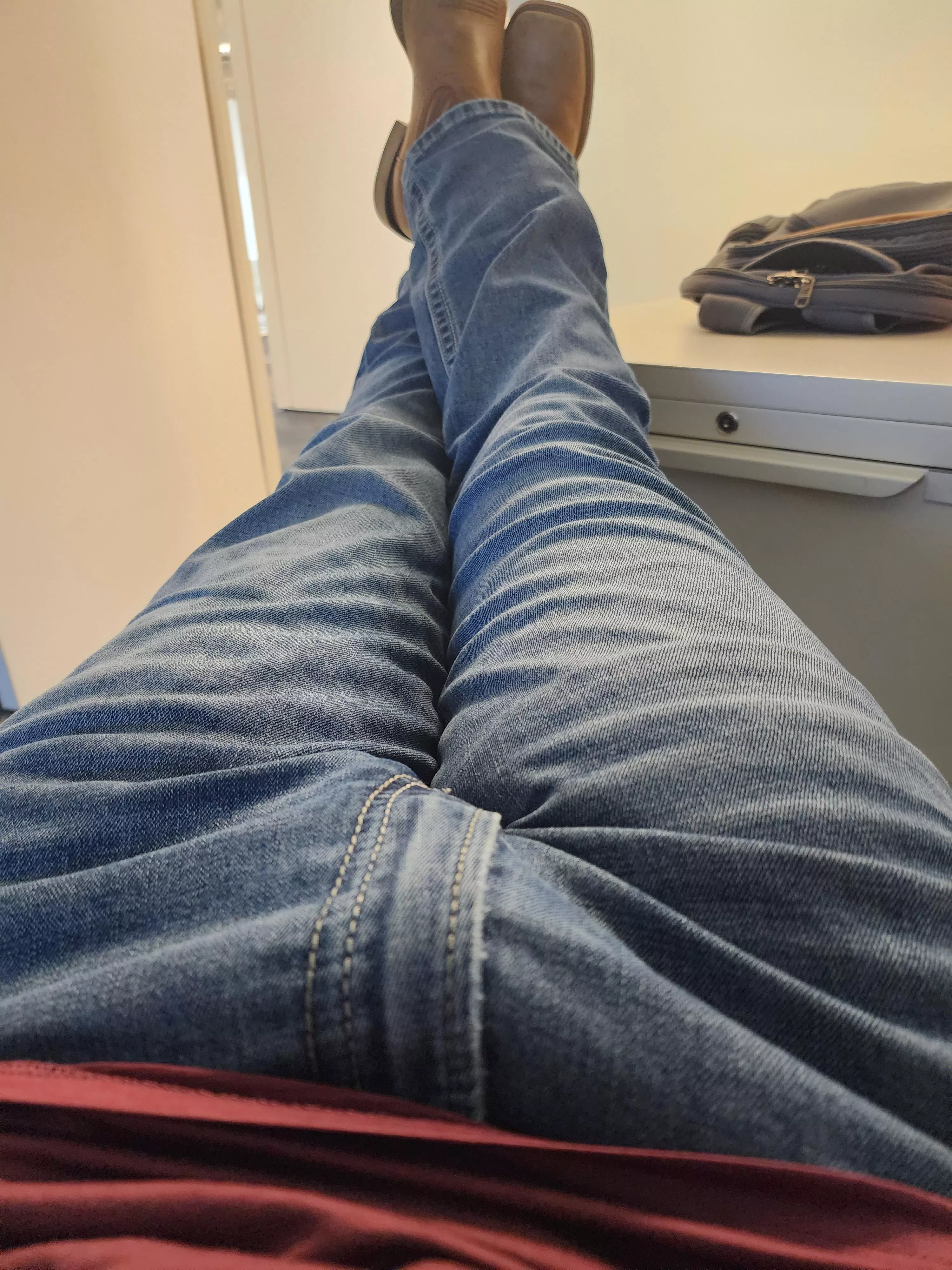 [27] feeling naughty at work! Hmu