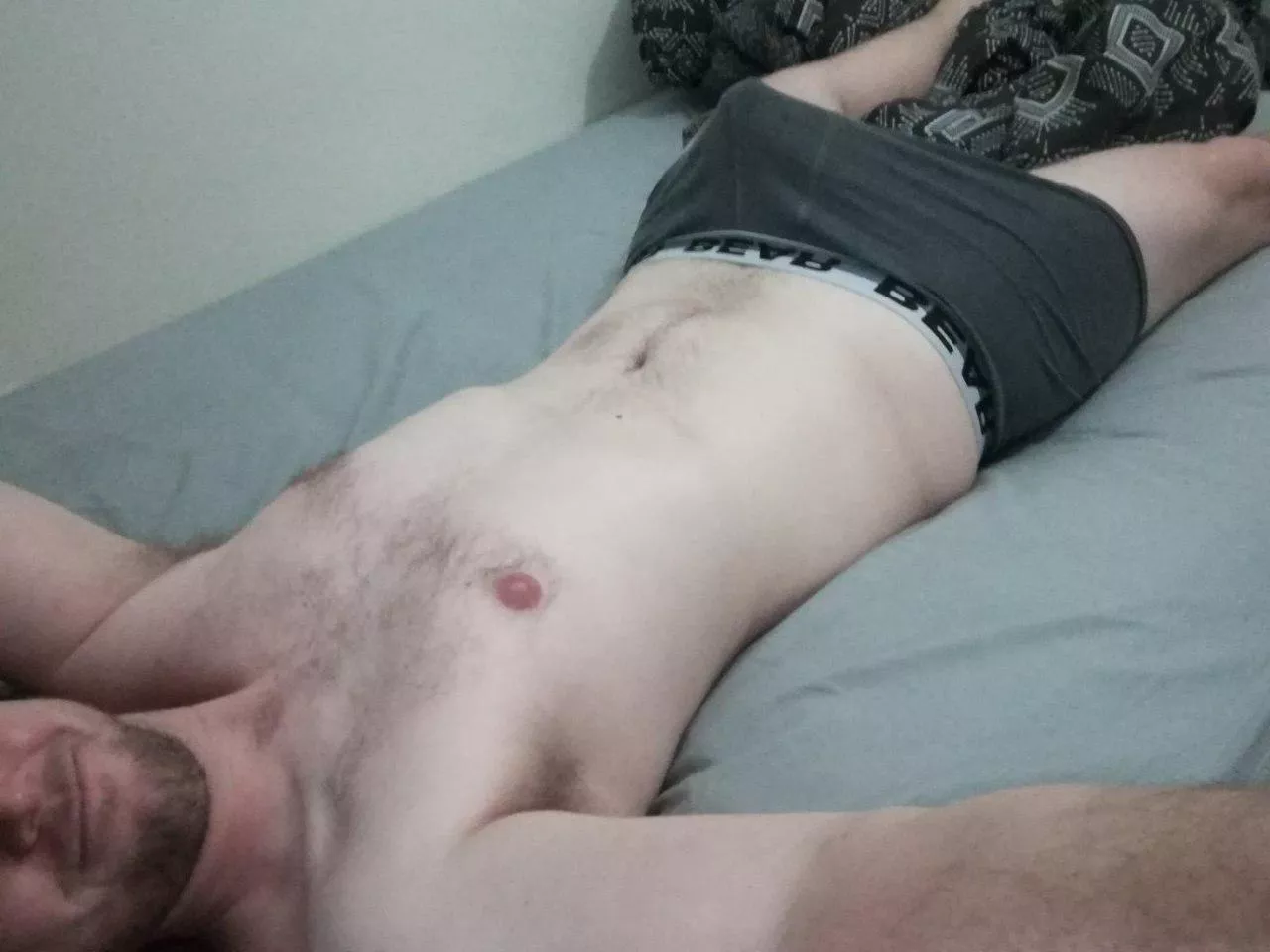 (32) South African, living in the UK. Help keep me warm