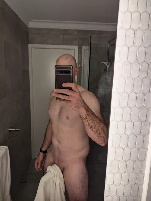 Acco(m)panying towel rack