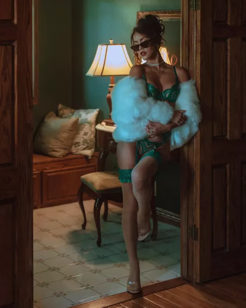 Another glamour shot of Alina in that gorgeous green lingerie 