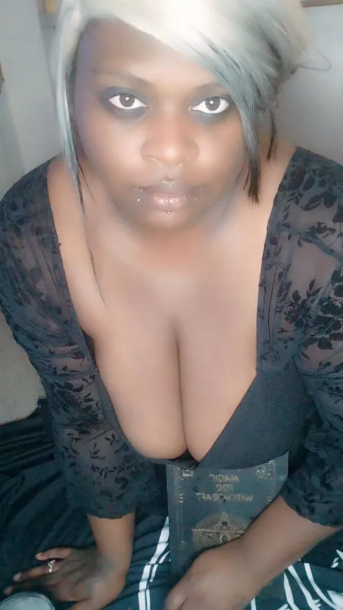 Black F27 can you handle a thick goth girl?