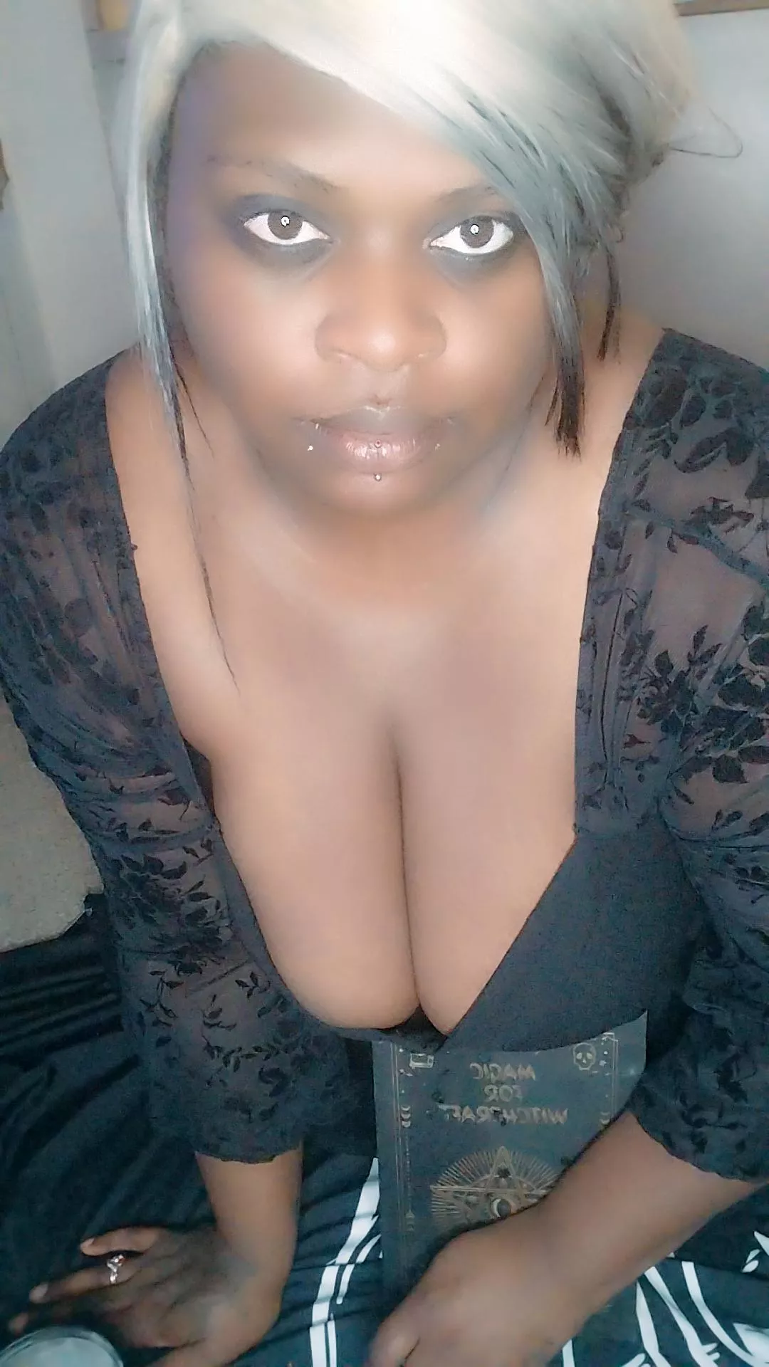 Black F27 can you handle a thick goth girl?