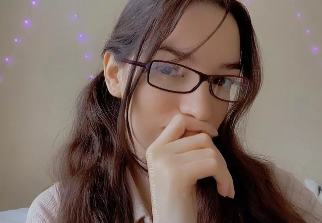 College girl’s first day as an intern was a success 🤓