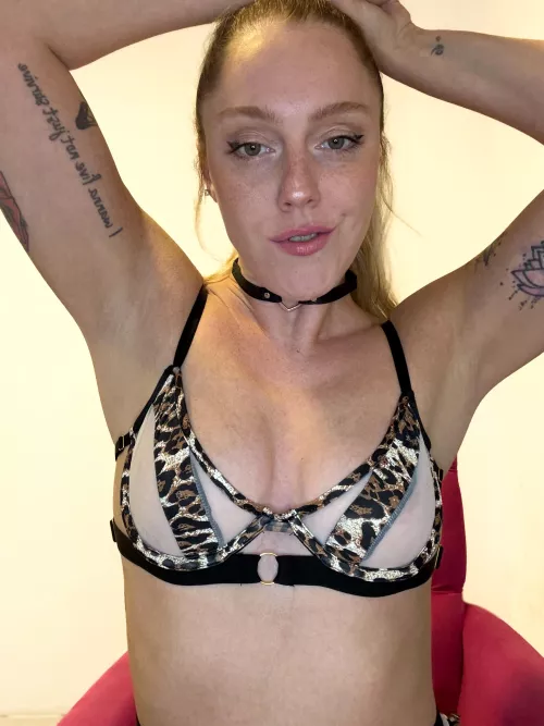 Come crawling and kneel down for the armpits of your goddess 