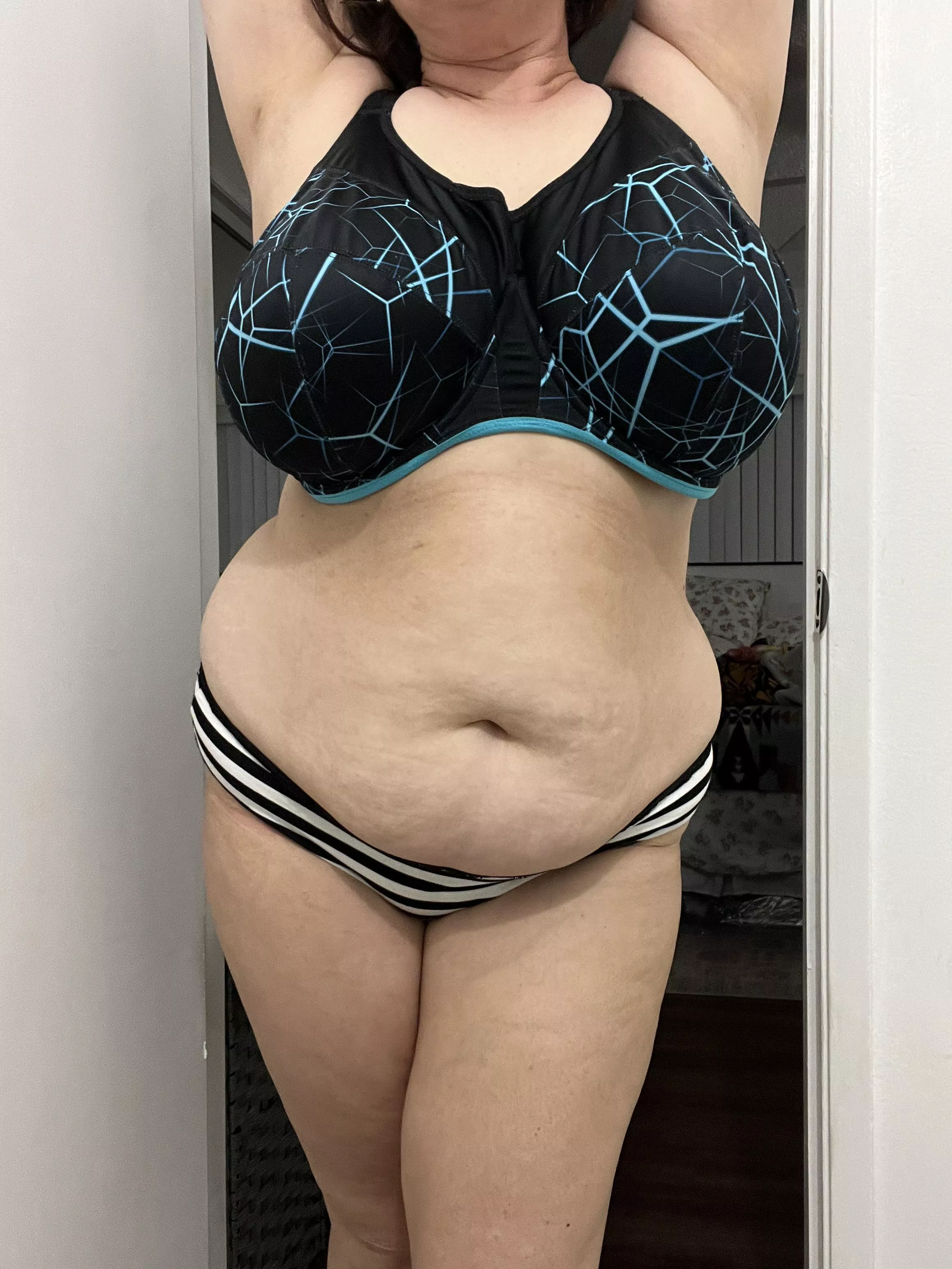 Come take off my bra 