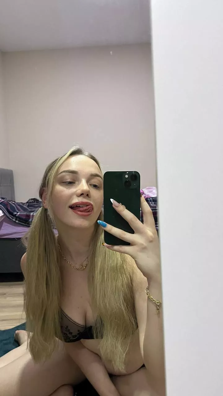 Do i look sxy or cute 18F (Free OF) 