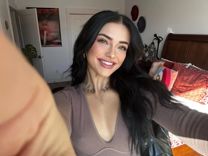 Do you think im hot? Of below btw😘