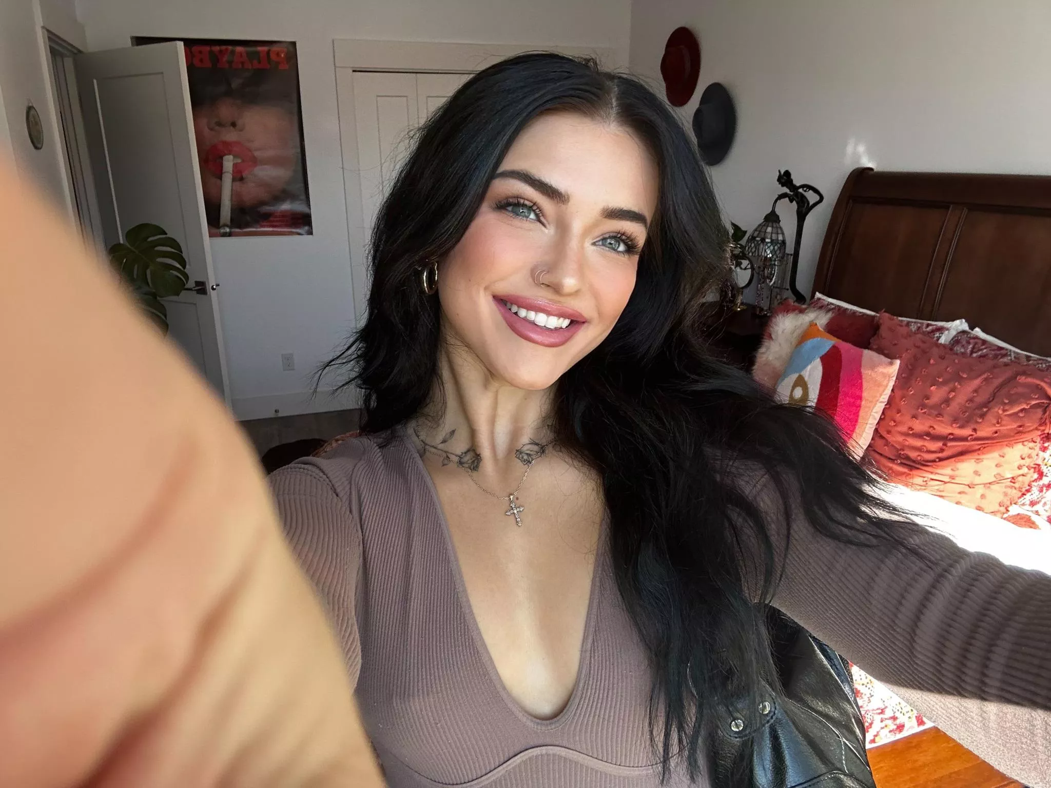 Do you think im hot? Of below btw😘