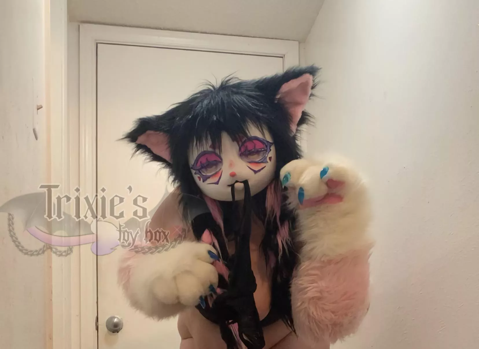 [F] Let’s play a game. The fastest person to take their clothes off wins! 🏆💖