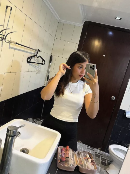 Feeling the early week blues, maybe we can distract each other? [19F]