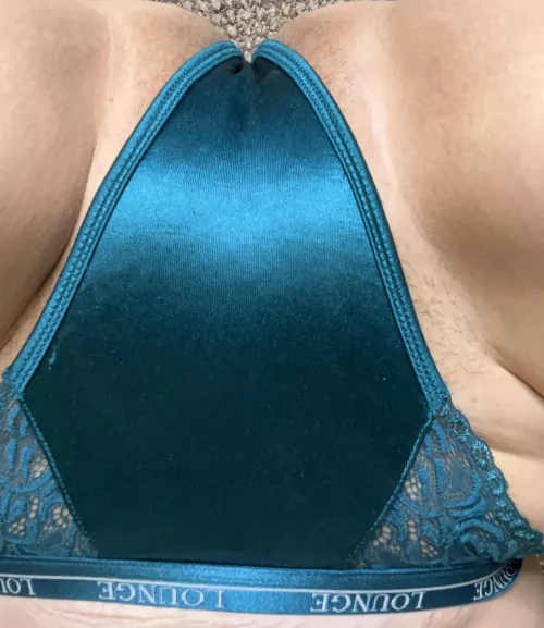 Flashing a little turquoise satin 😋