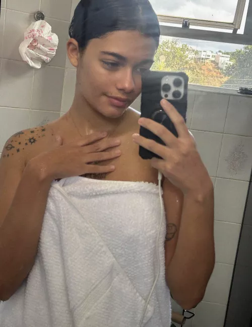 Fresh out of the bath and feeling good... who wants to join me for some goon time?