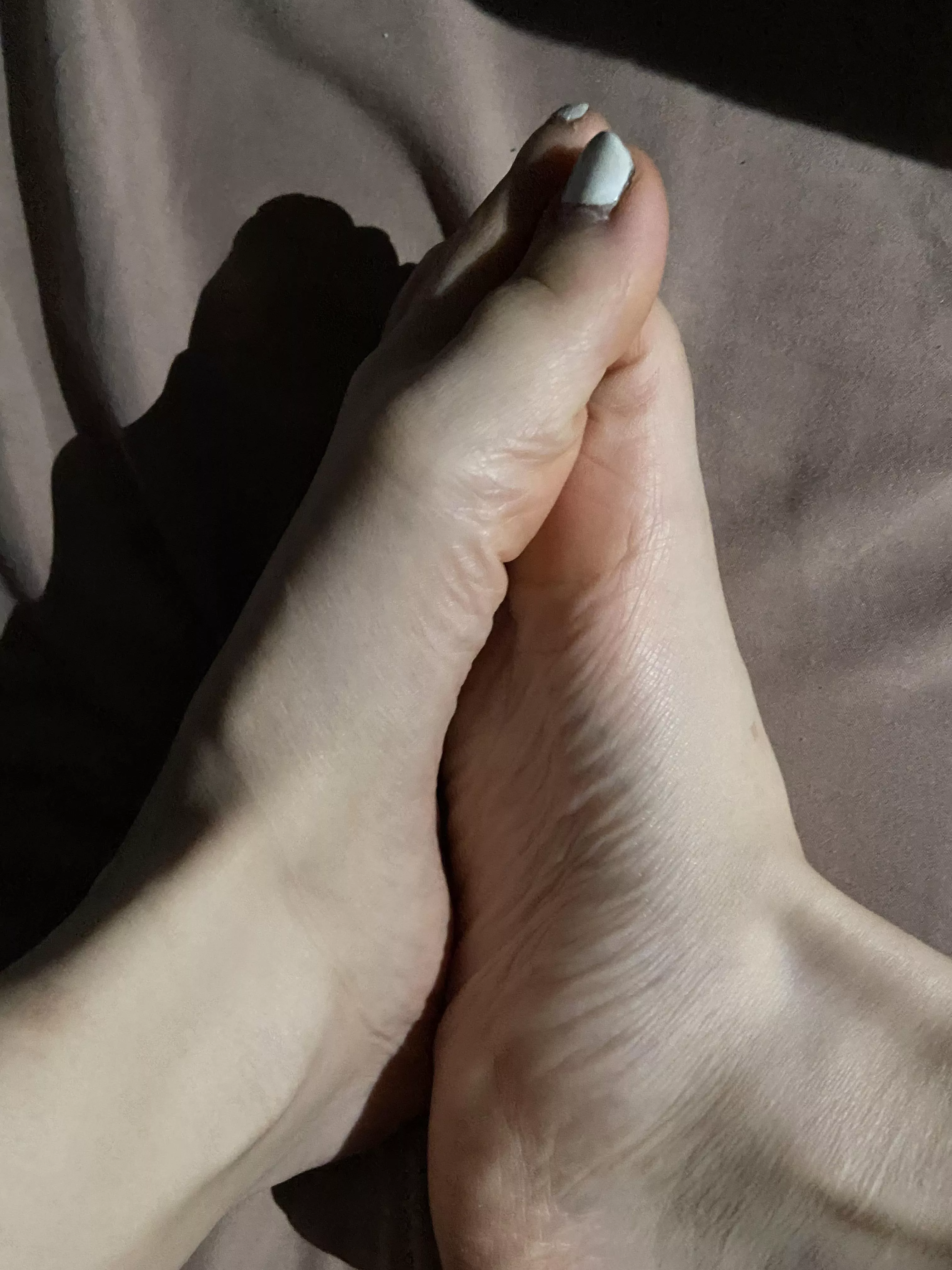 goon at my feet while i’m at the mall 😫💓👣