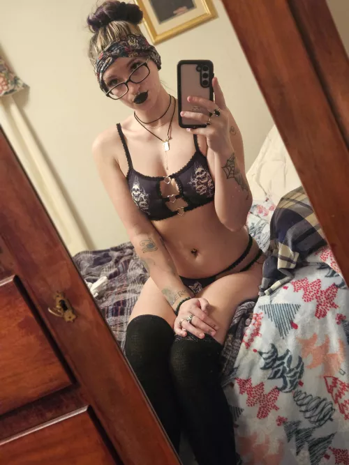 Goth girls with glasses are 😍