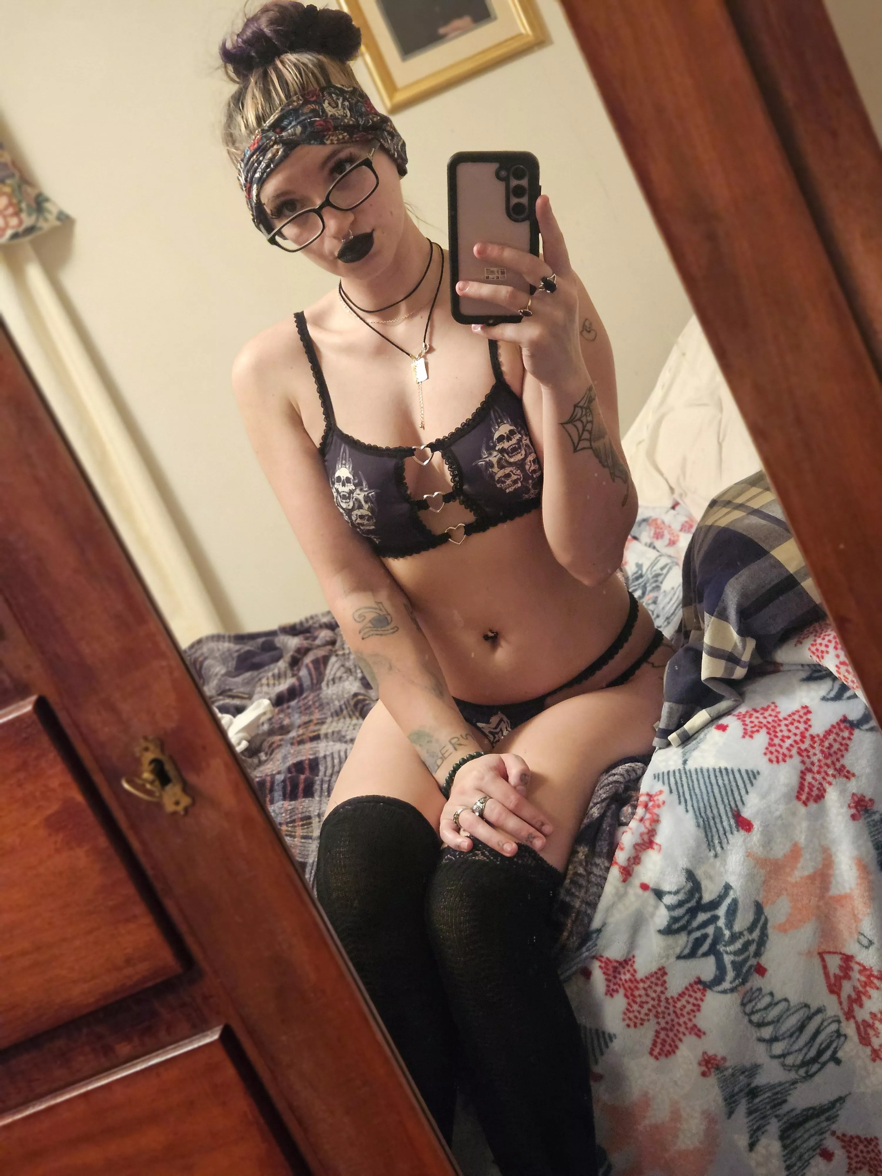 Goth girls with glasses are 😍