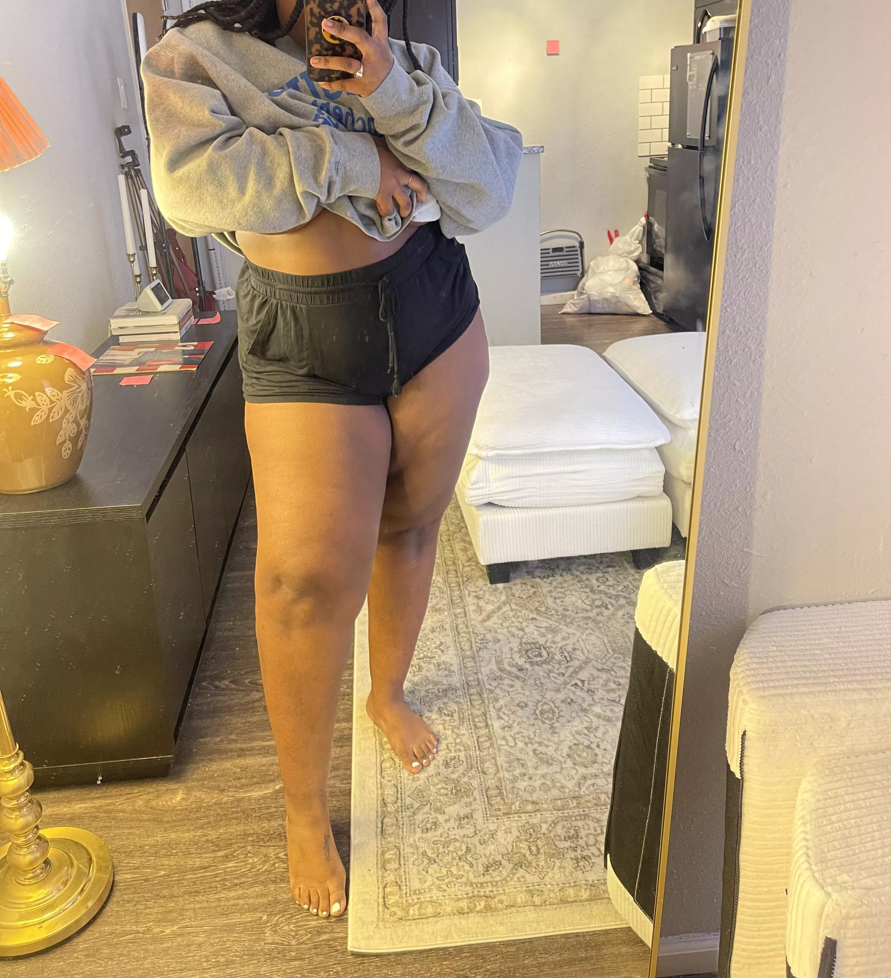 guess what!? my new apartment FINALLY has a cute lil couch that I just finished putting together. I love my new place! what’s on your agenda for the day?? lmk (STL)