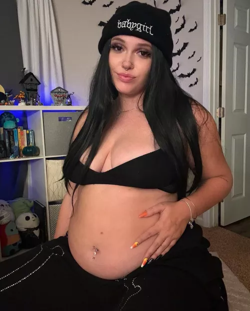 Hopefully I outgrow this outfit by the new years 🖤🤭