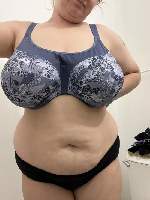 How’s this curvy momma  