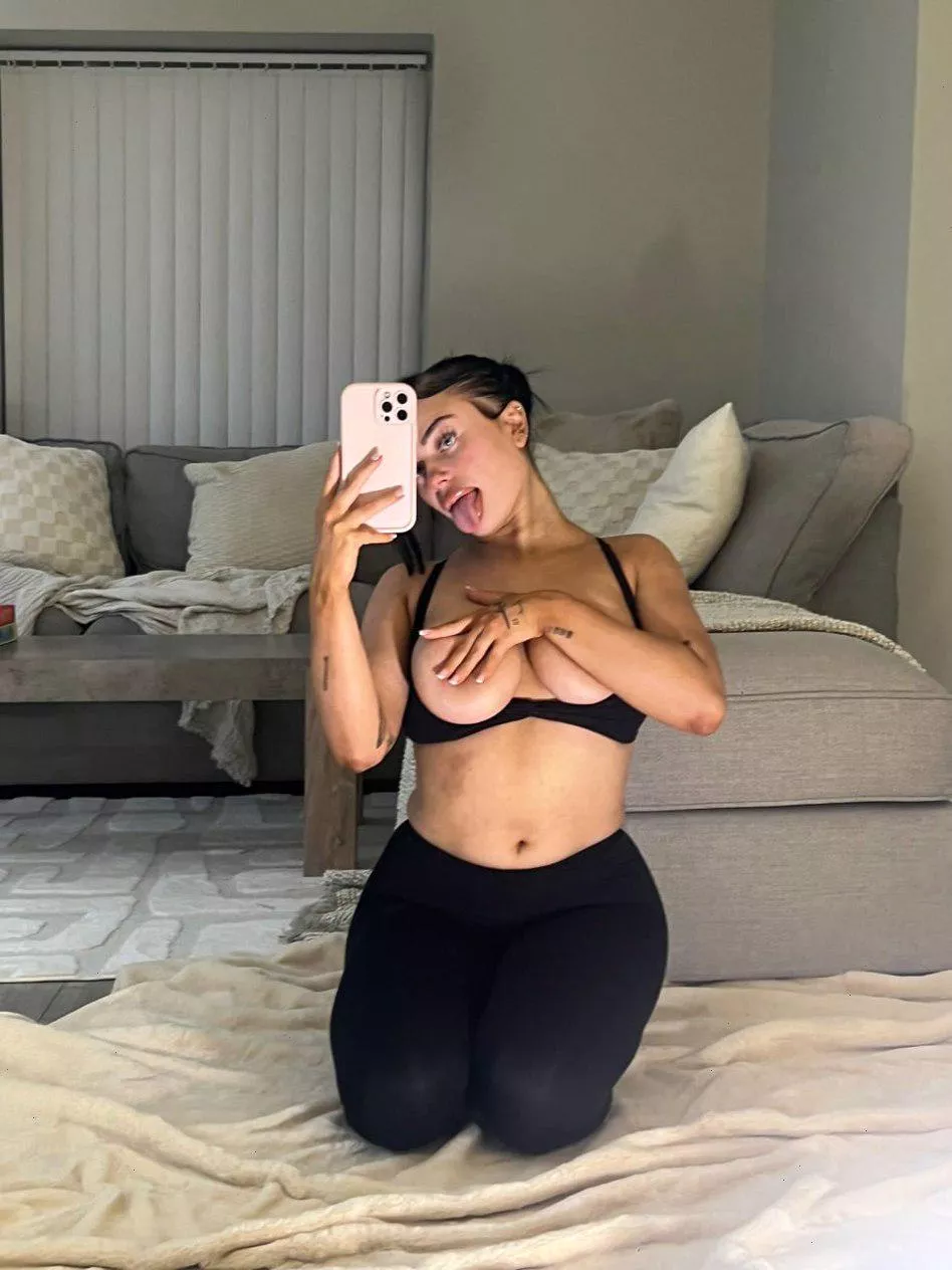 i feel so horny right now, who's up to 