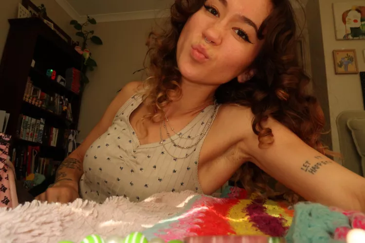 I just know you zoomed in on my armpits, what’s wrong with you 😂 