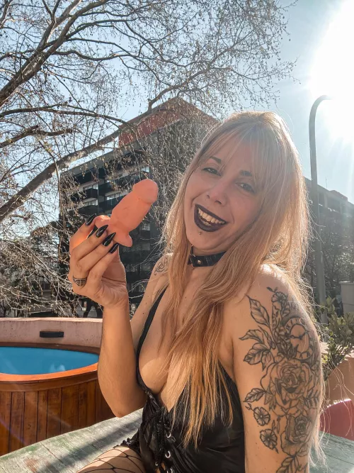 I want to laugh so bad at that pathetic little dick.