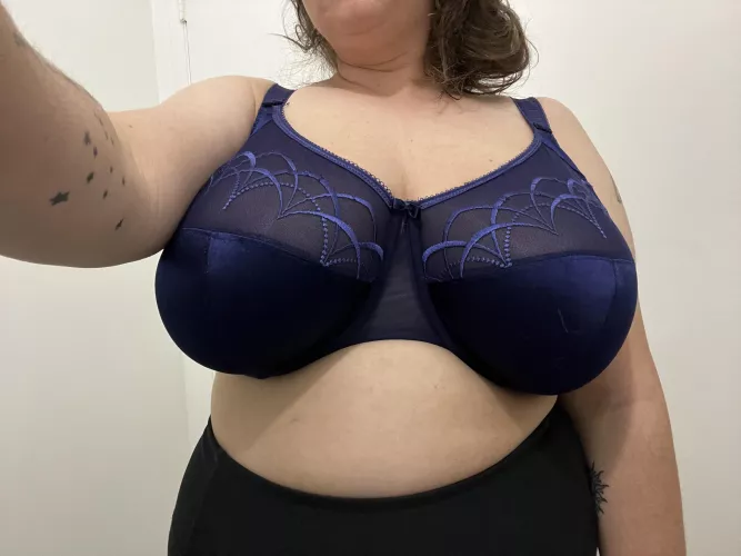 It’s the work day so a bra is a must 