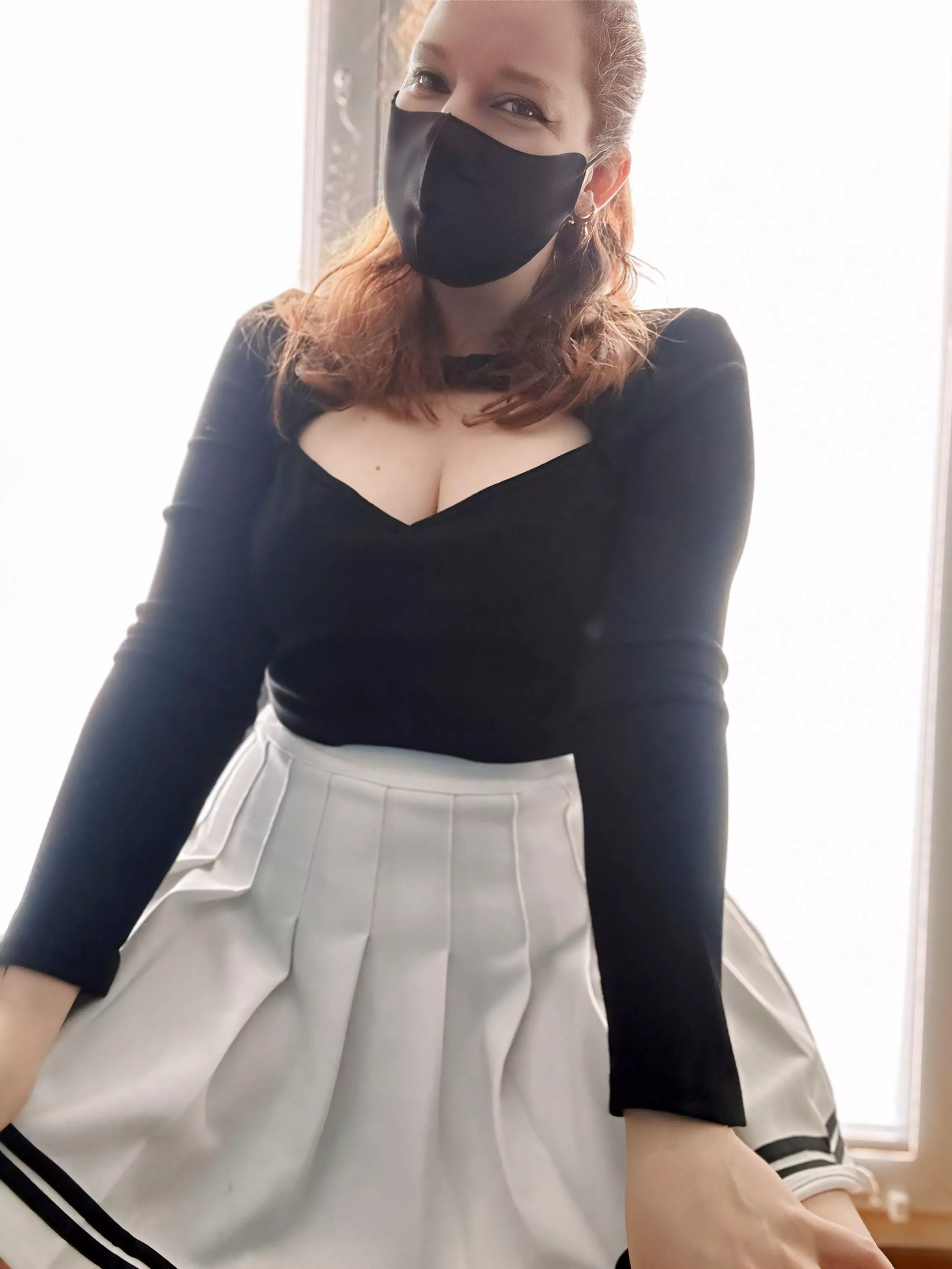 🔥 La jupe tourne, mais c’est ce qu’il y a en dessous qui compte.