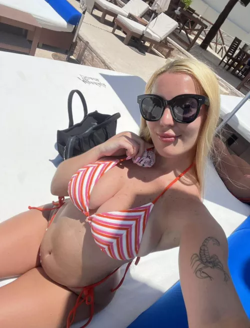 Last vacay. The sun is amazing but it'll be more fun if someone cum'ming with me next time. 🥵