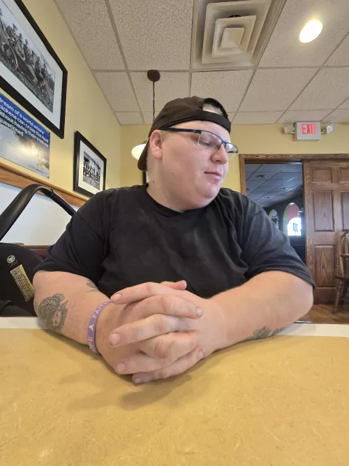 Looking for a female for my wife to eat up tonight 