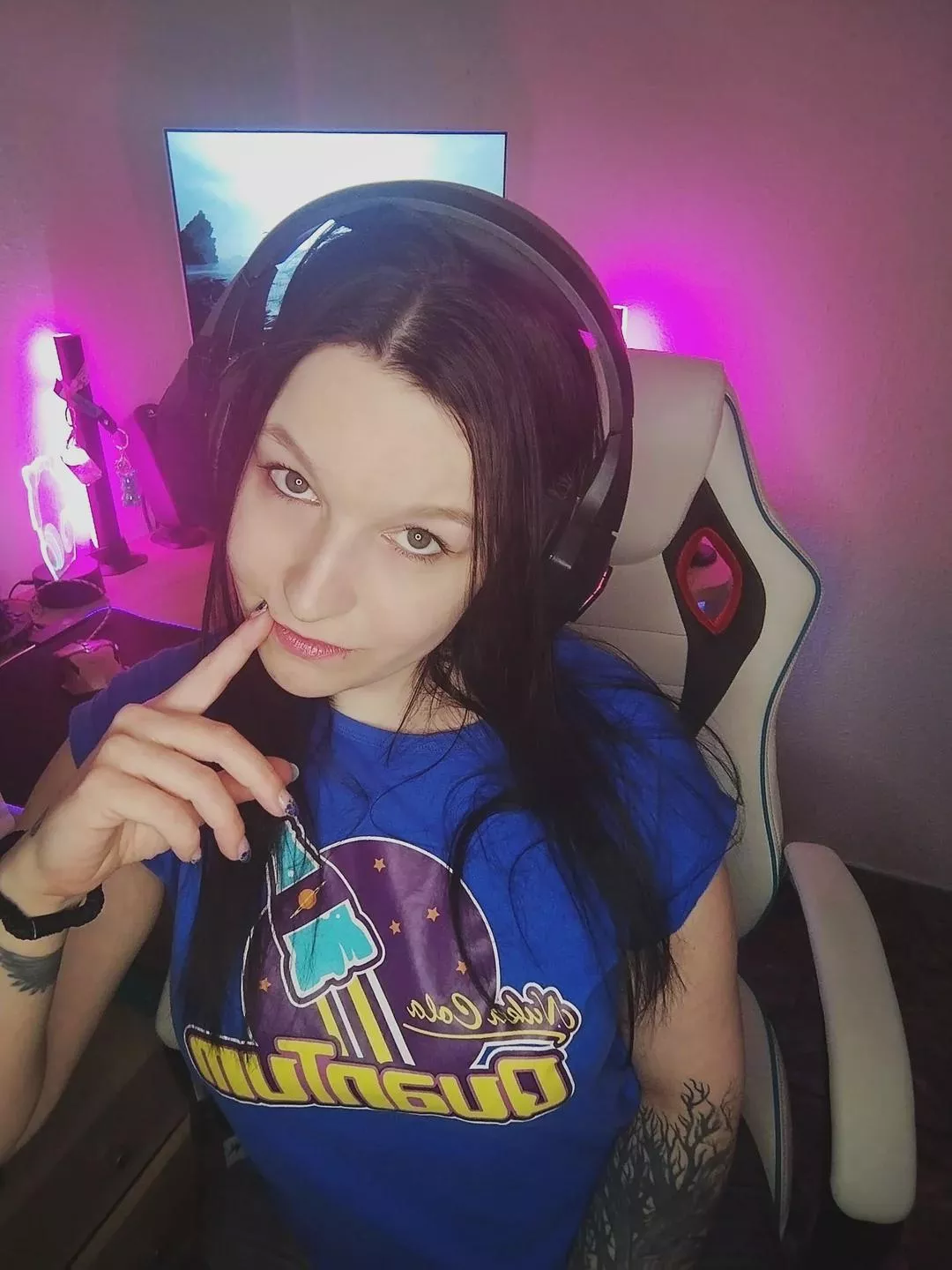 Looking for an extrovert who will adopt me ^^