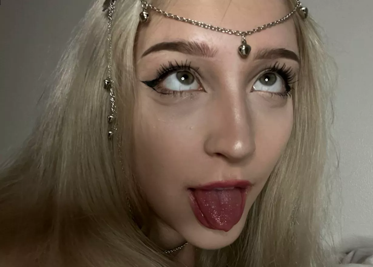 Looking up to see my next meal 