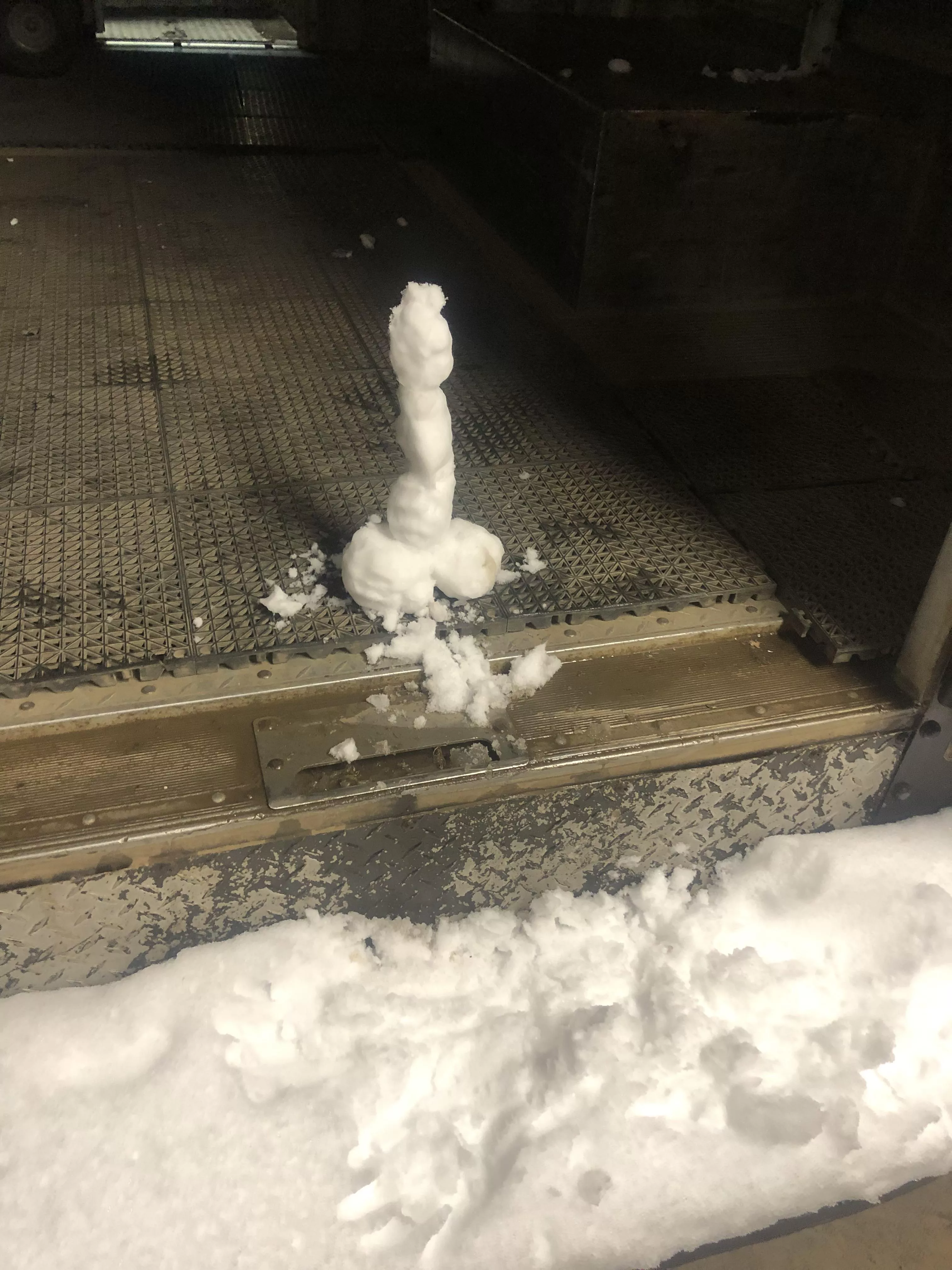 M4F. Just looking for discreet HU. No strings attached. The pic is an ice breaker. Message for the real thing