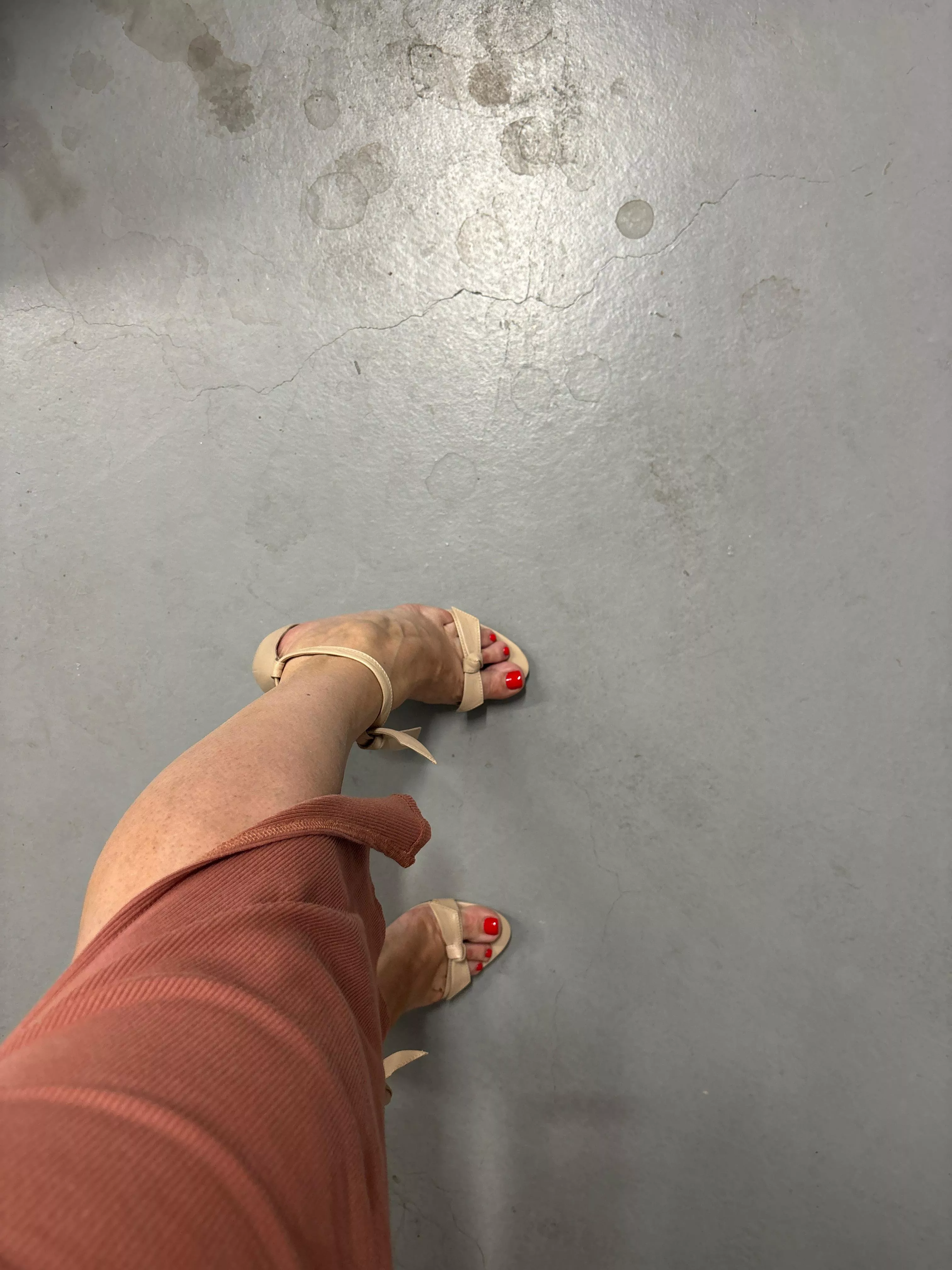 MILF 46. What a sexy milf wears to a sneaky Reddit hotel meet today 😈