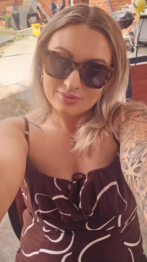 Milfie chilling in the sunshine 