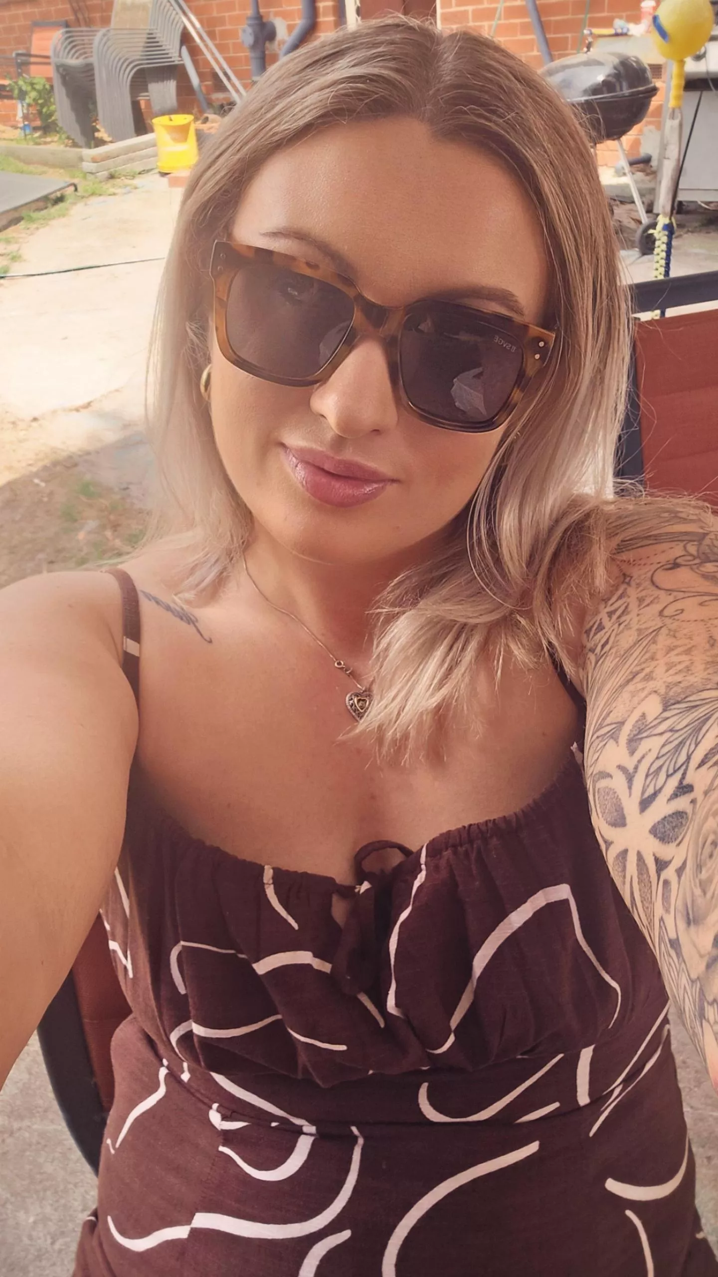 Milfie chilling in the sunshine 