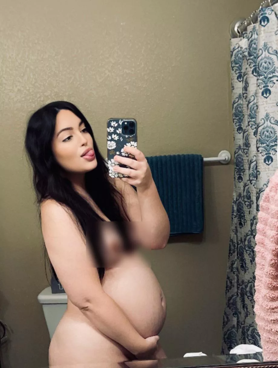 My baby shower is coming up. Someone buy the dress from my Throne. 😍💋