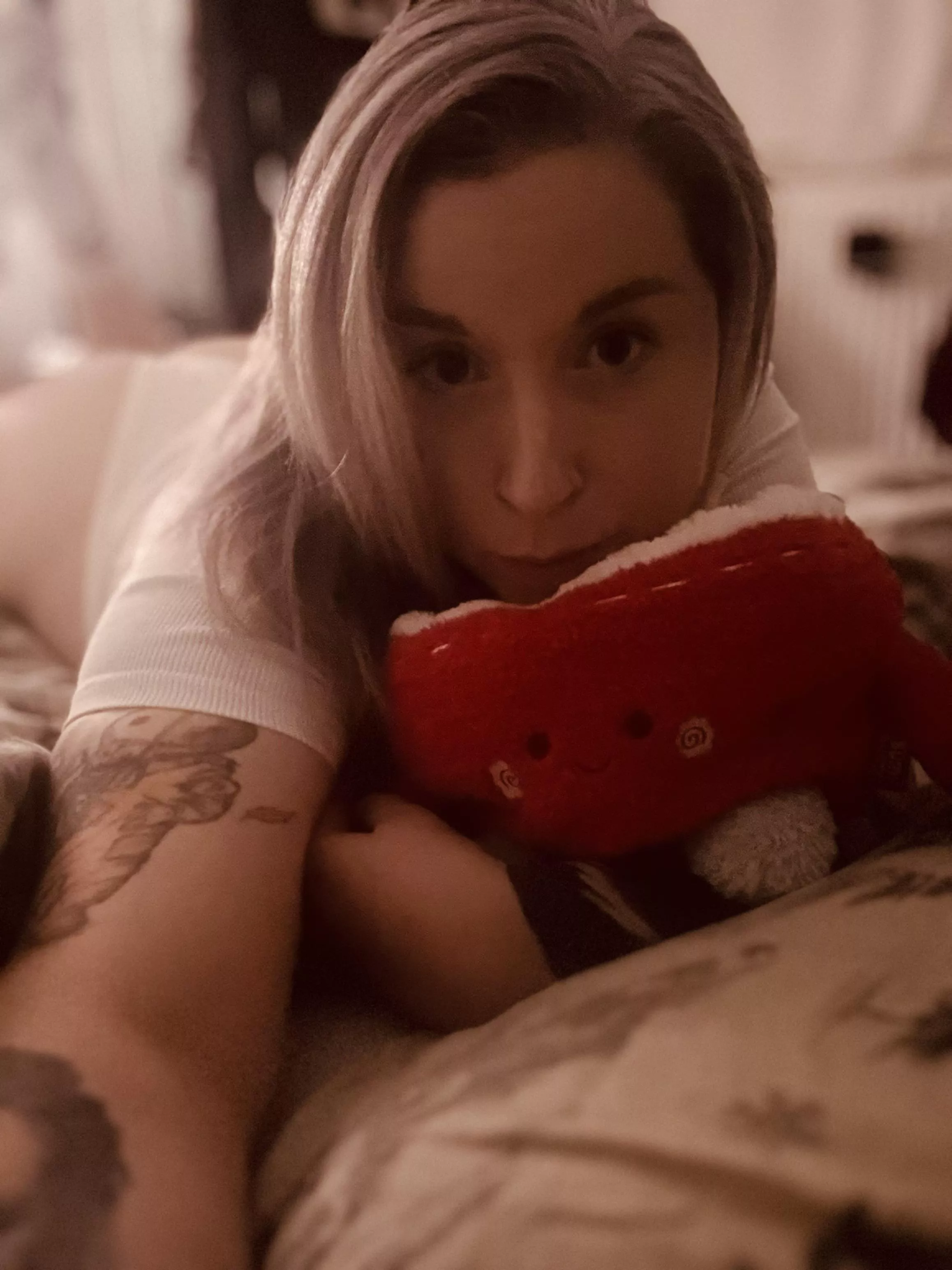 Noodles Plushy keeps me cosy 🥰 🍜 