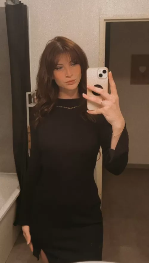 On sort et on prend le dessert chez toi.