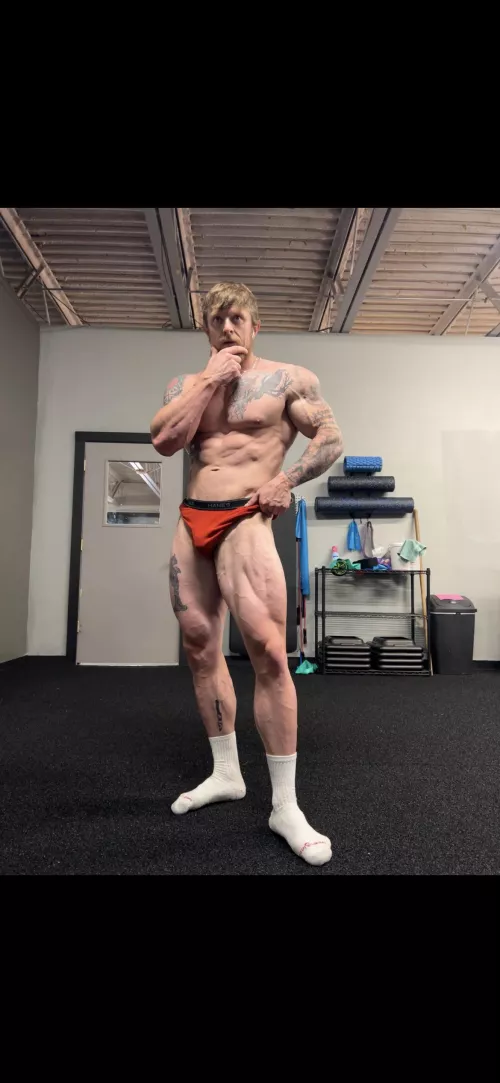 Posing at the gym 😏