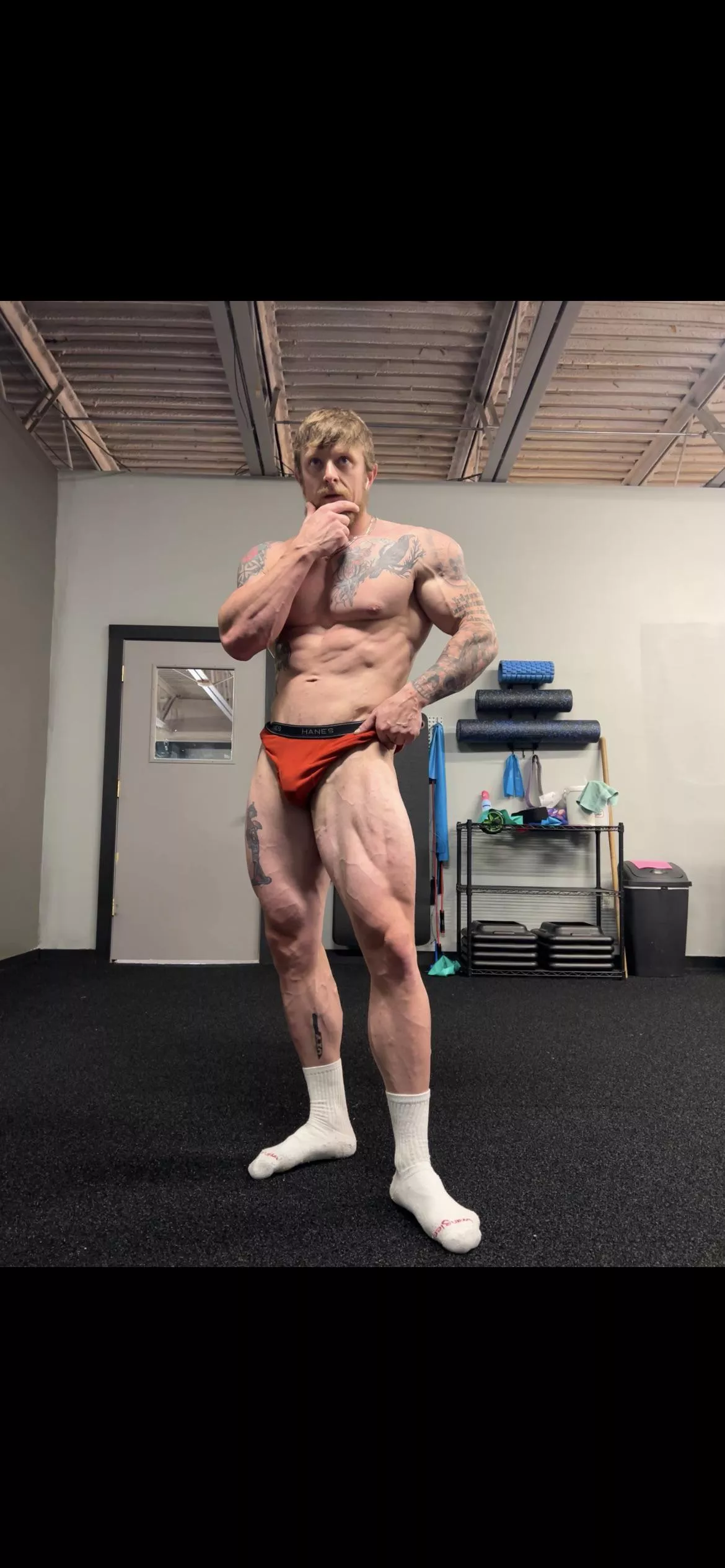 Posing at the gym 😏