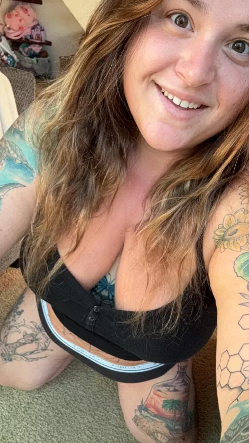 Sunday funday with your favorite BBW stoner covered in tattoos ! 