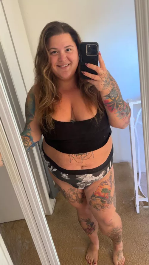 Sunday funday with your favorite BBW stoner covered in tattoos ! 