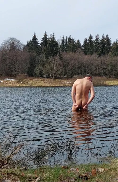 The first snow can't stop me from nude dipping